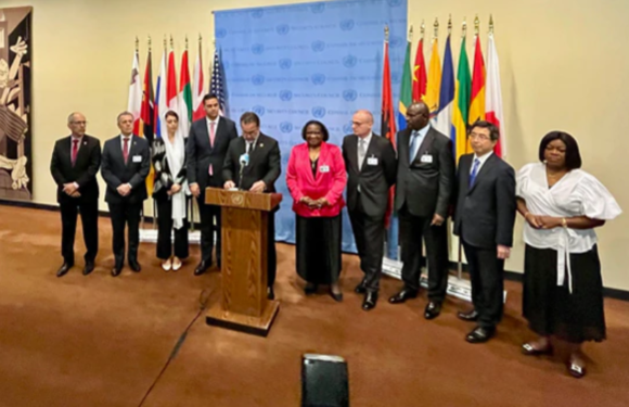 Die Schweiz reiht sich ein: Die Aussenminister der nichtständigen Ratsmitglieder (Bundesrat Cassis zweiter von links) stellen sich mit einer gemeinsamen Erklärung hinter die UNO als «Kern» der multilateralen Ordnung. / Photo EDA.