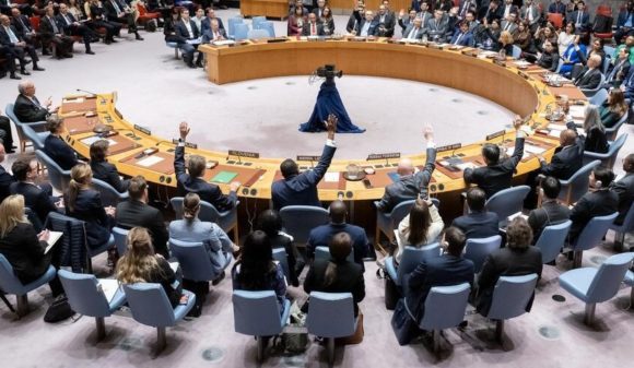 "Pas à l’ heure actuelle": Die Schweiz (am Tisch dritte von links ) hält still, während 12 Ratsmitglieder für die UNO-Vollmitgliedschaft von Palästina stimmen. / UN Photo Manuel Elias